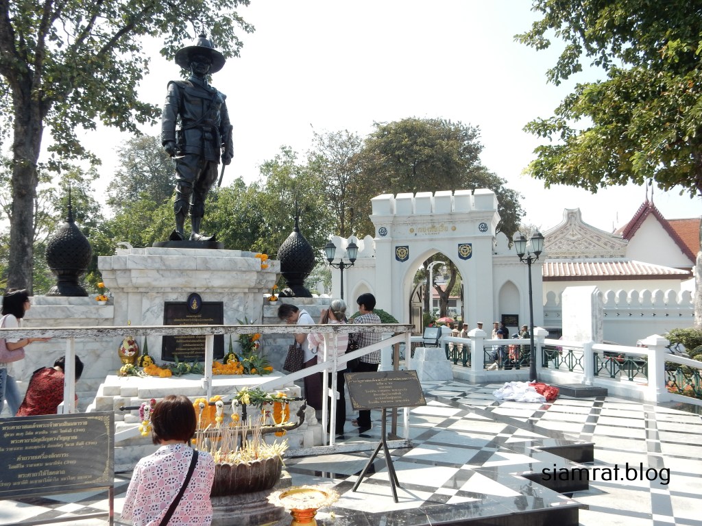 a statue of king Taksin