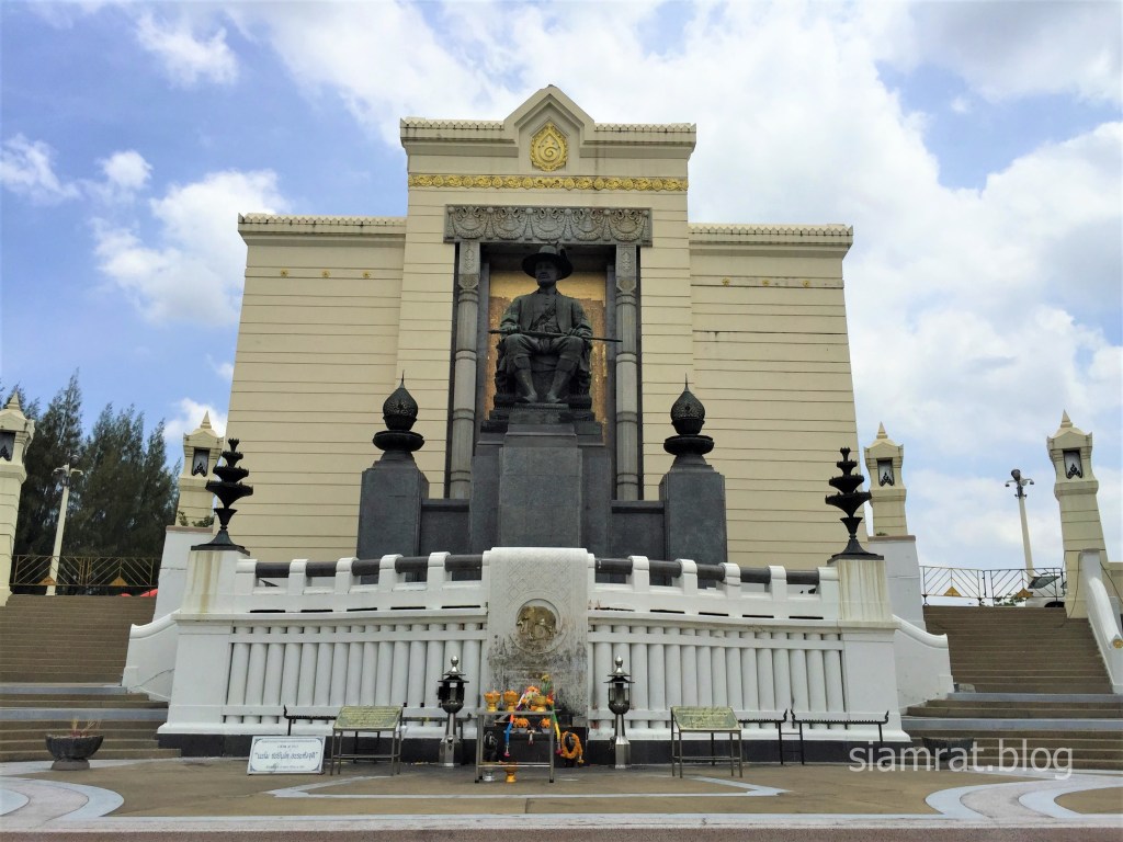 statue of seated king