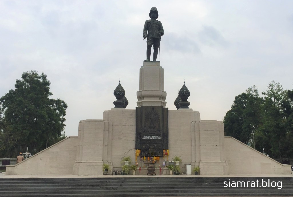statue of king in dress uniform