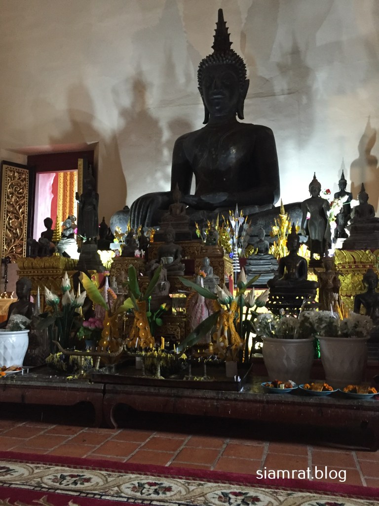 black buddha statue